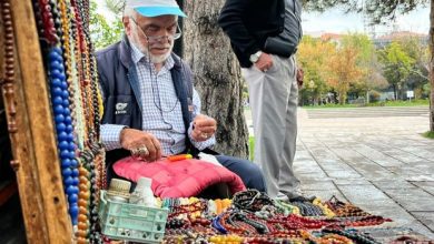 Yıllara meydan okuyor, 15 yıldır aynı yerde tespih satıyor 42 yillara meydan okuyor 15 yildir ayni yerde tespih satiyor 1790704704 CwrLp9