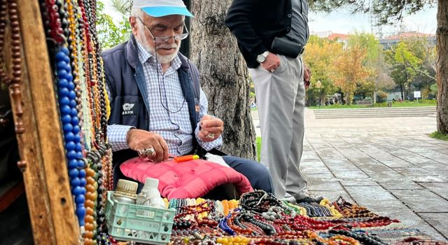 Yıllara meydan okuyor, 15 yıldır aynı yerde tespih satıyor 9 yillara meydan okuyor 15 yildir ayni yerde tespih satiyor 1790704704 CwrLp9